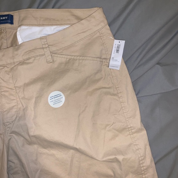 Old Navy Khaki Pixie Cut Capris - Picture 3 of 4
